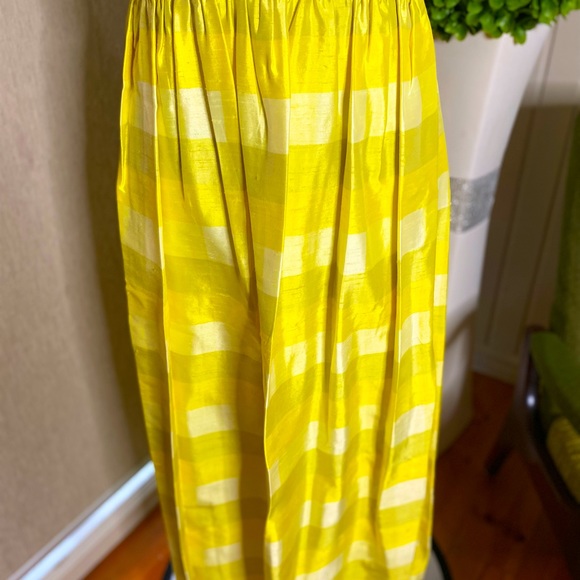 Stunning silk dress, best fit a size 8 to 10. - Picture 4 of 9